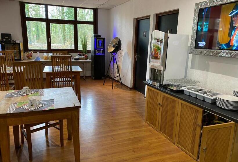 Отель Enzo Hôtels   St Eloy Metz Amneville By Kyriad Direct