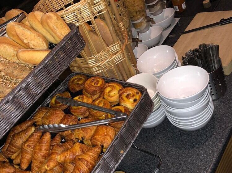 Отель Enzo Hôtels   St Eloy Metz Amneville By Kyriad Direct