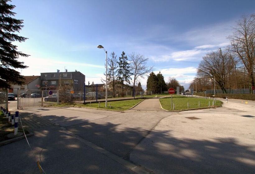 فندق Guest House Ivac Inn Zagreb Airport