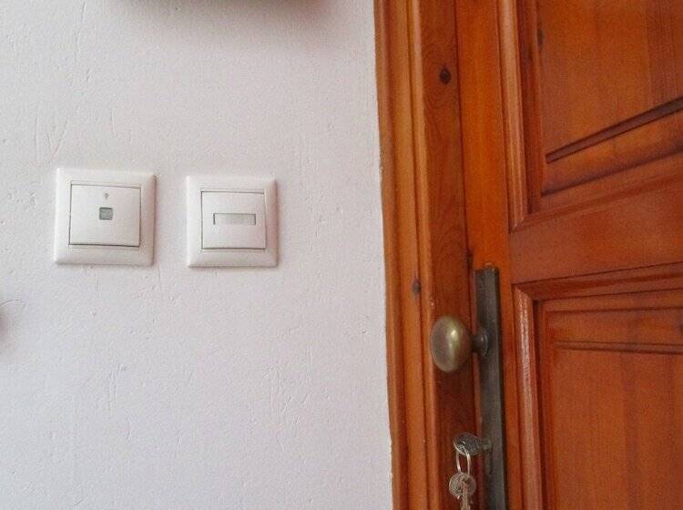 Отель Kapetanos Rooms