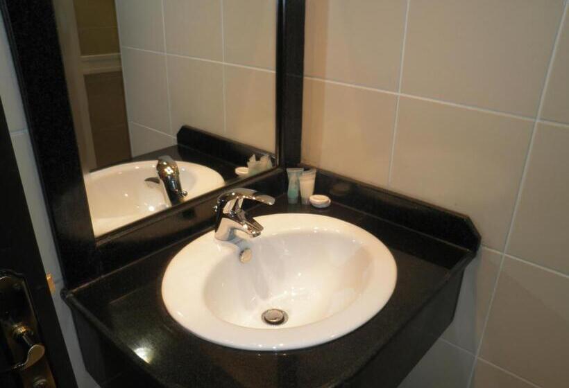 Marina Royal Hotel Suites