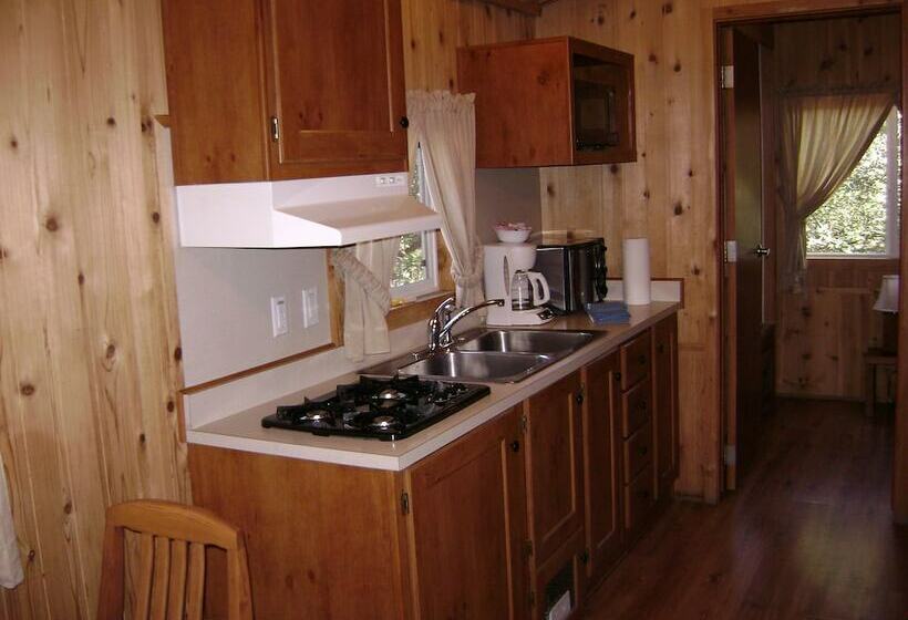 בית מלון כפרי Ponderosa Rv Resort