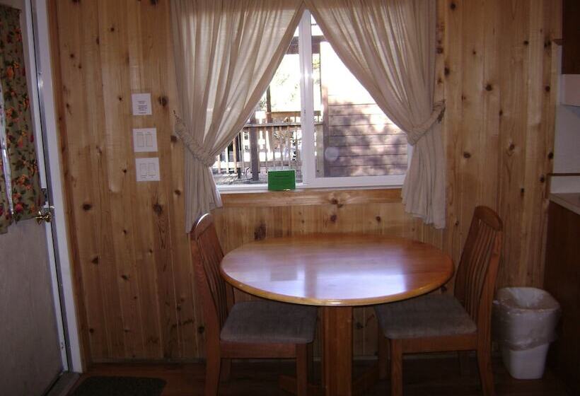 בית מלון כפרי Ponderosa Rv Resort