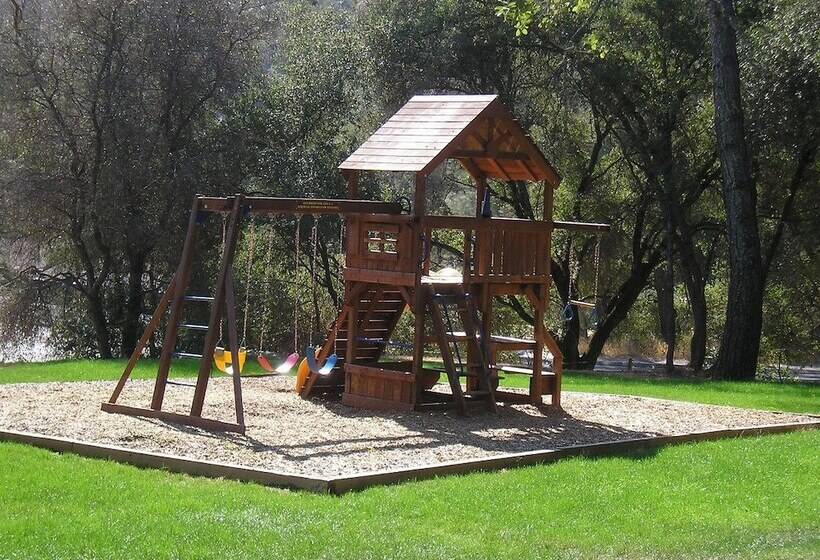 בית מלון כפרי Ponderosa Rv Resort