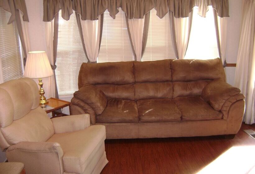 בית מלון כפרי Ponderosa Rv Resort