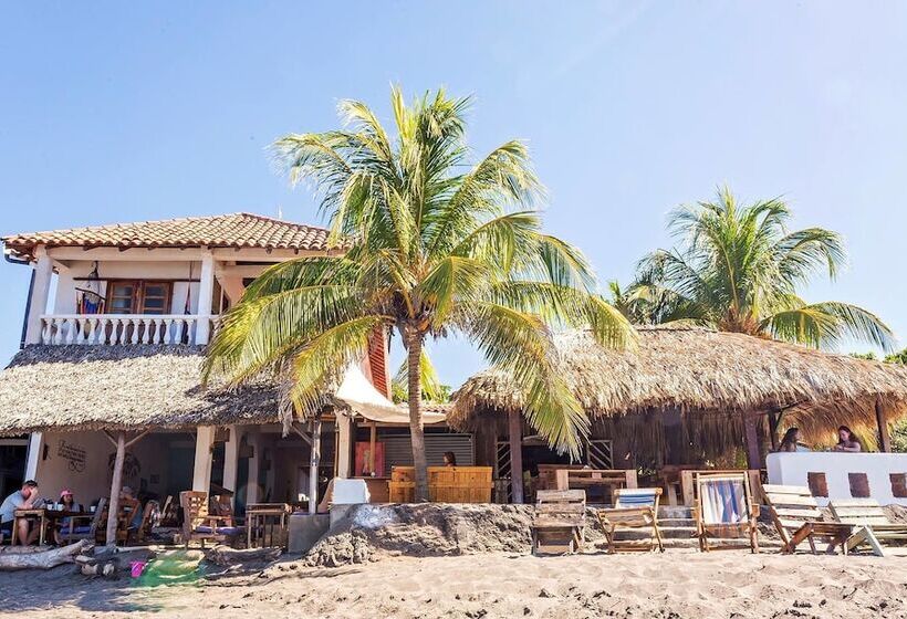 Отель Simple Backpackers Hostel