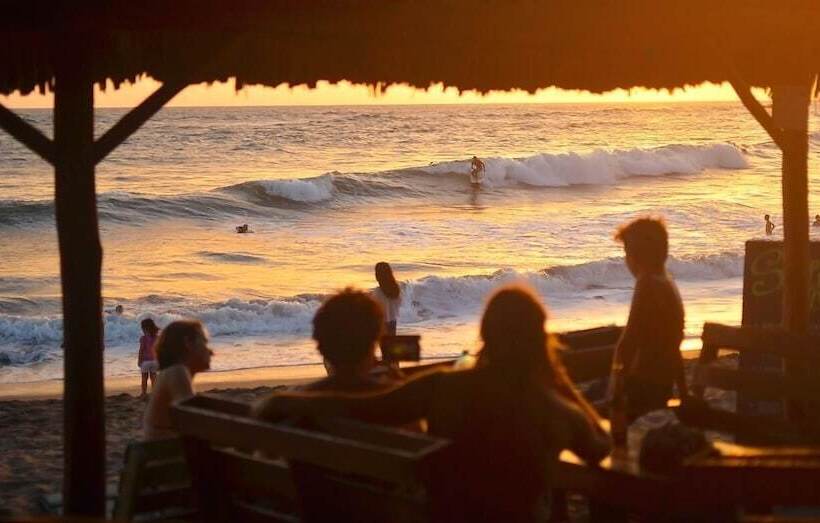 Отель Simple Backpackers Hostel