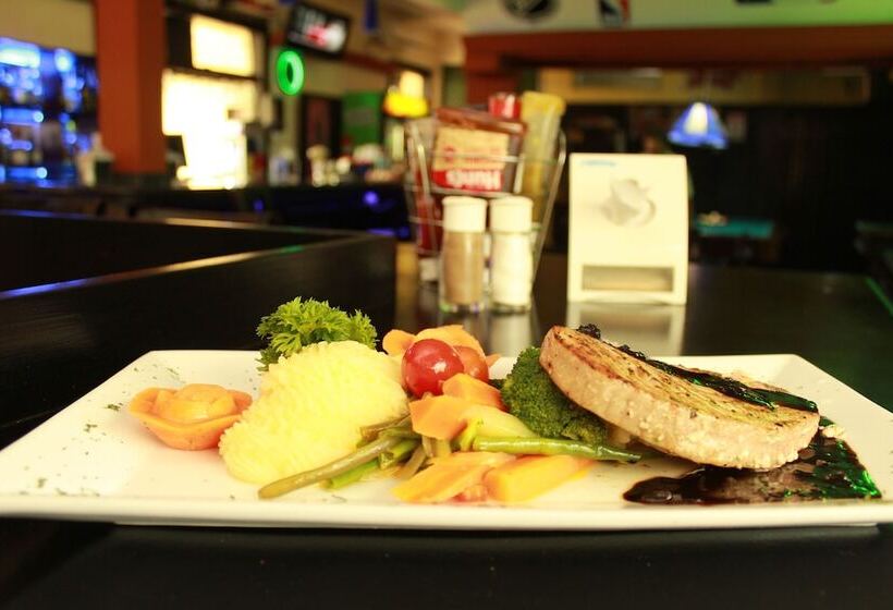 Отель Sportsmens Lodge