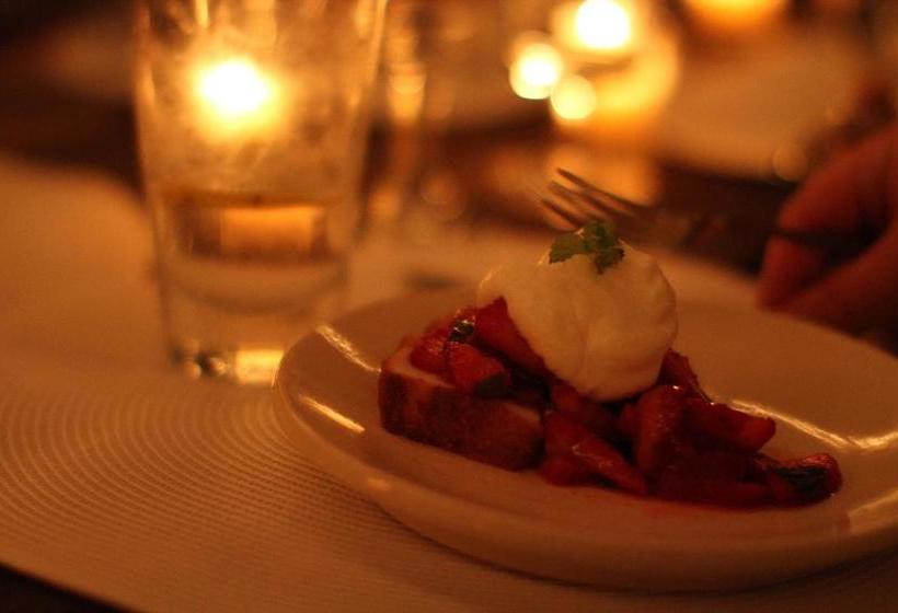 ホテル The Red Rooster Lodge