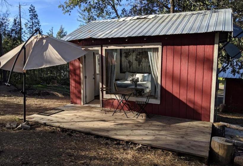 ホテル The Red Rooster Lodge