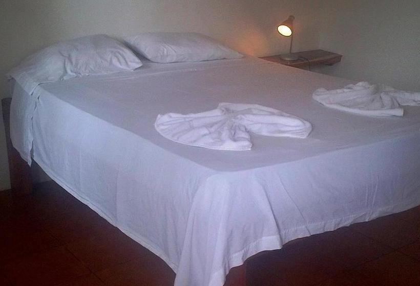 هتل Three Monkeys