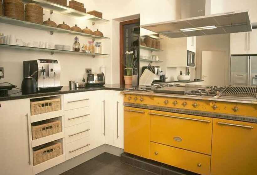 Отель Villa Honeywood Guest House