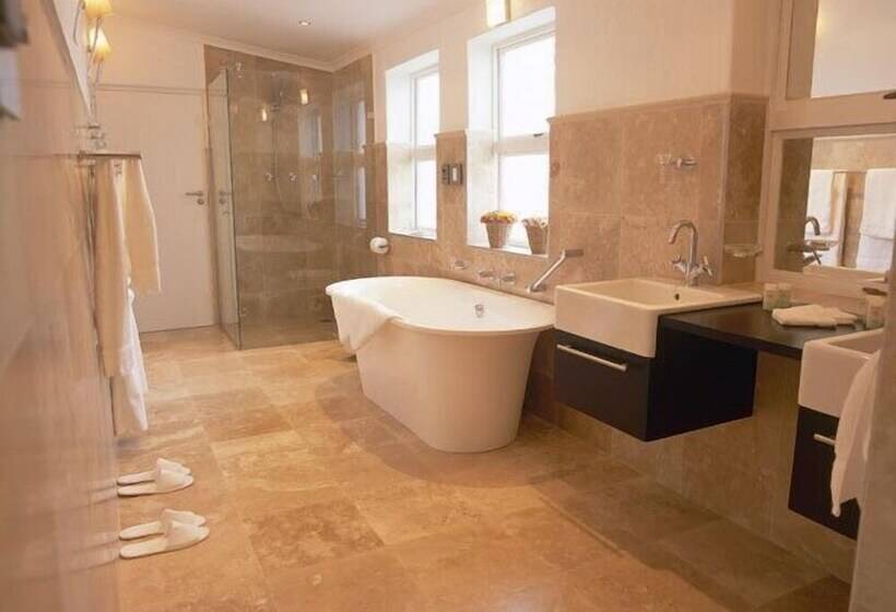 Отель Villa Honeywood Guest House