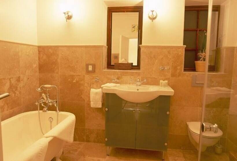 Отель Villa Honeywood Guest House