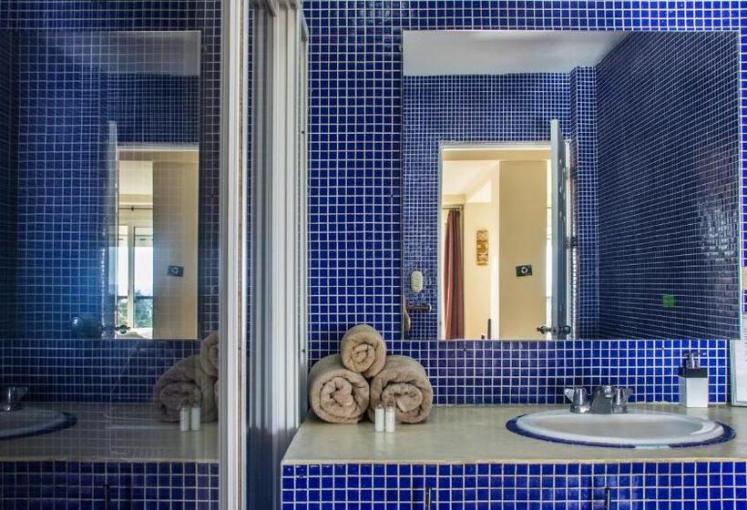 استراحتگاه Funky Monkey Lodge