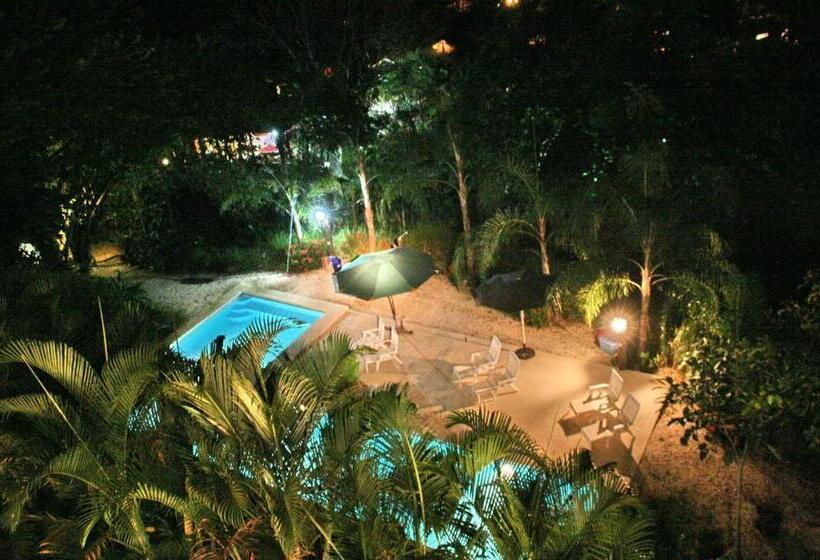 استراحتگاه Funky Monkey Lodge