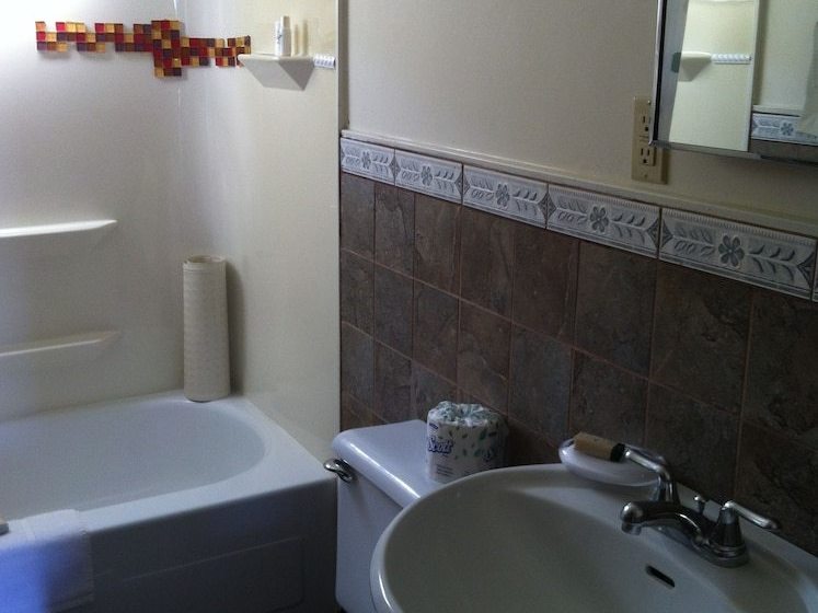 Anchor Motel And Suites