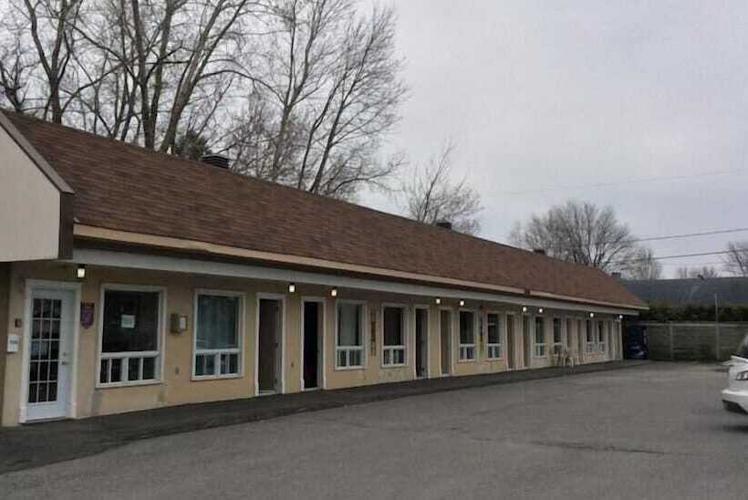 Отель Auberge Du Lac Beauchamp