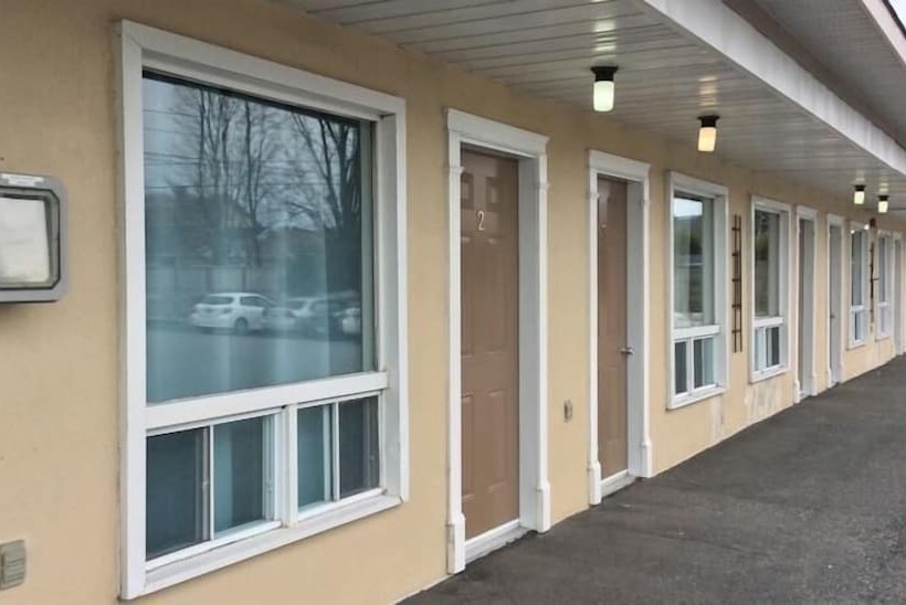 Отель Auberge Du Lac Beauchamp