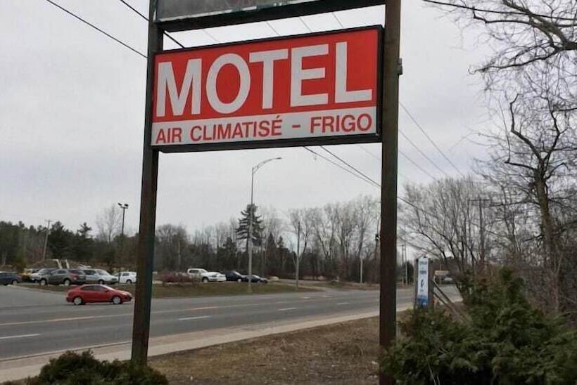 Отель Auberge Du Lac Beauchamp