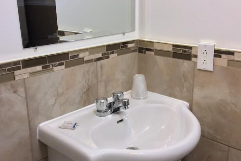 Отель Auberge Du Lac Beauchamp