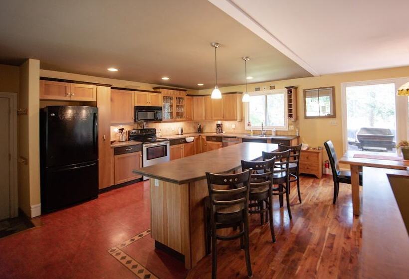 فندق Auberge Kicking Horse Guest House