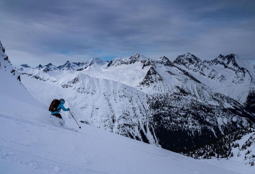 فندق Auberge Kicking Horse Guest House