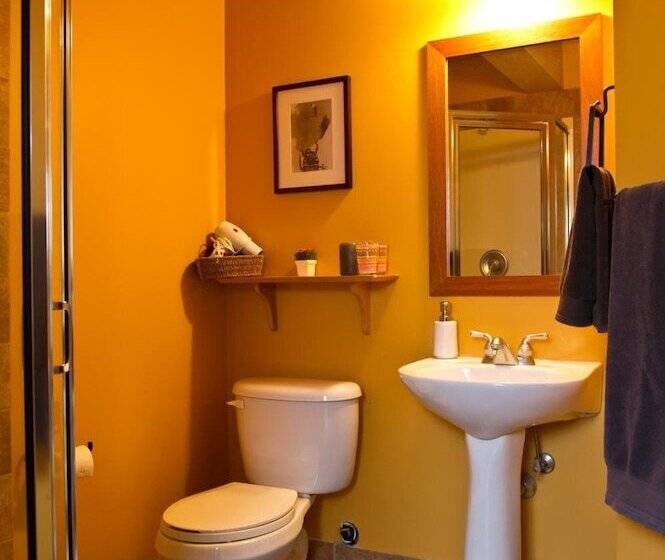 فندق Auberge Kicking Horse Guest House