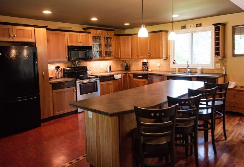 فندق Auberge Kicking Horse Guest House