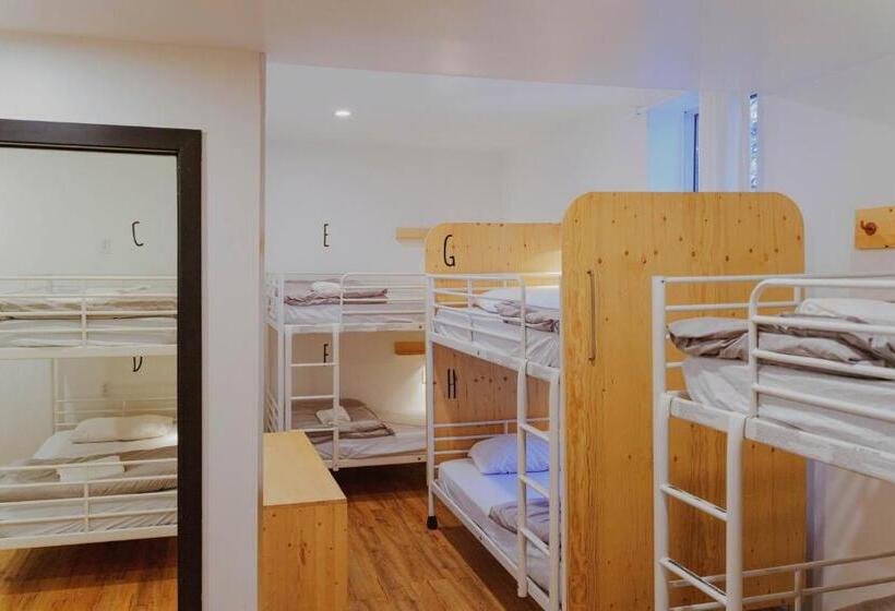 Отель Auberge Saintlo Montréal Hostel