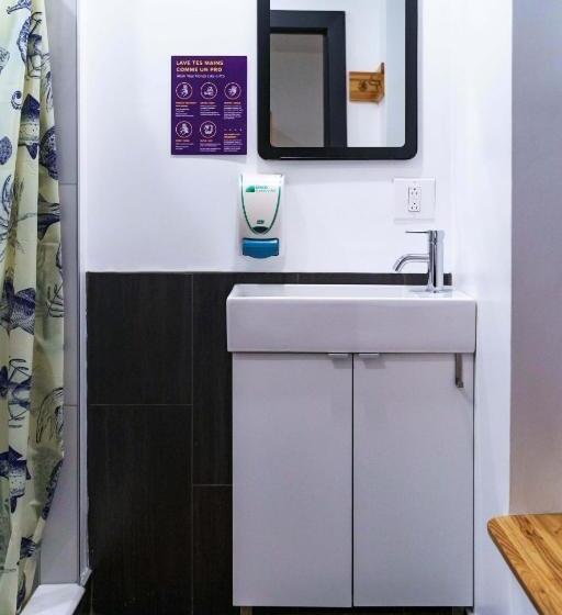 Отель Auberge Saintlo Montréal Hostel