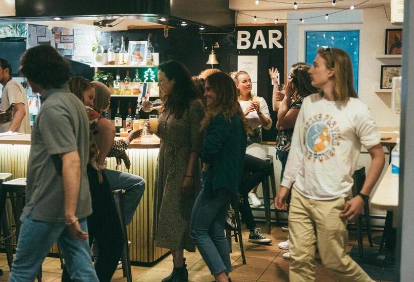 Отель Auberge Saintlo Montréal Hostel