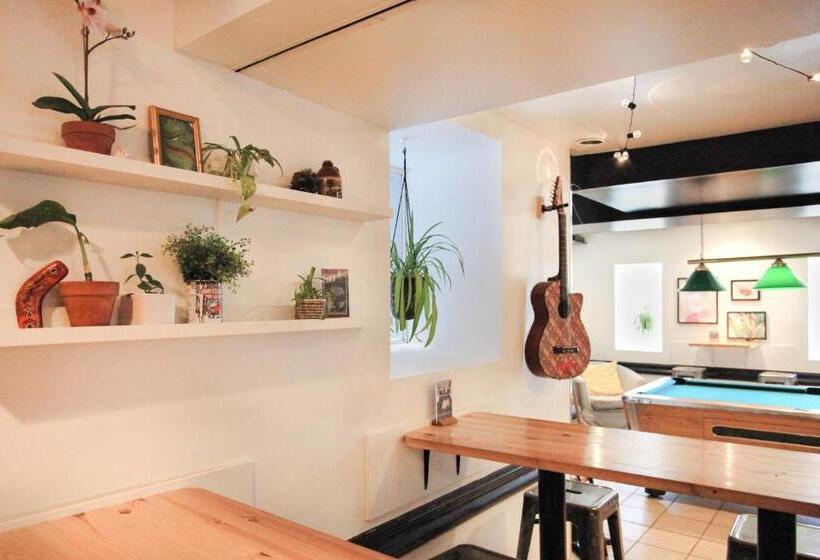 Отель Auberge Saintlo Montréal Hostel