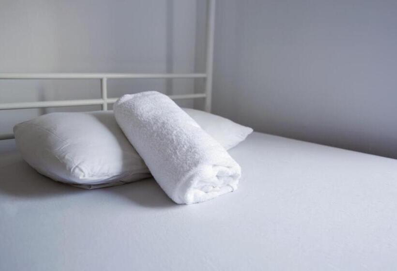 Отель Auberge Saintlo Montréal Hostel