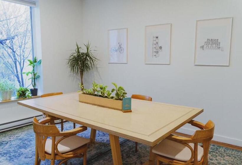 Отель Auberge Saintlo Montréal Hostel