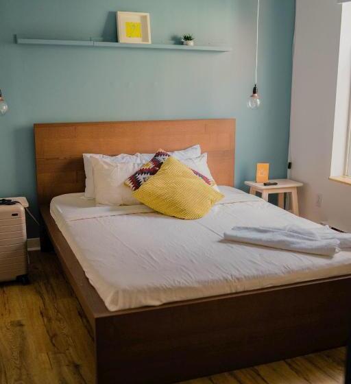Отель Auberge Saintlo Montréal Hostel