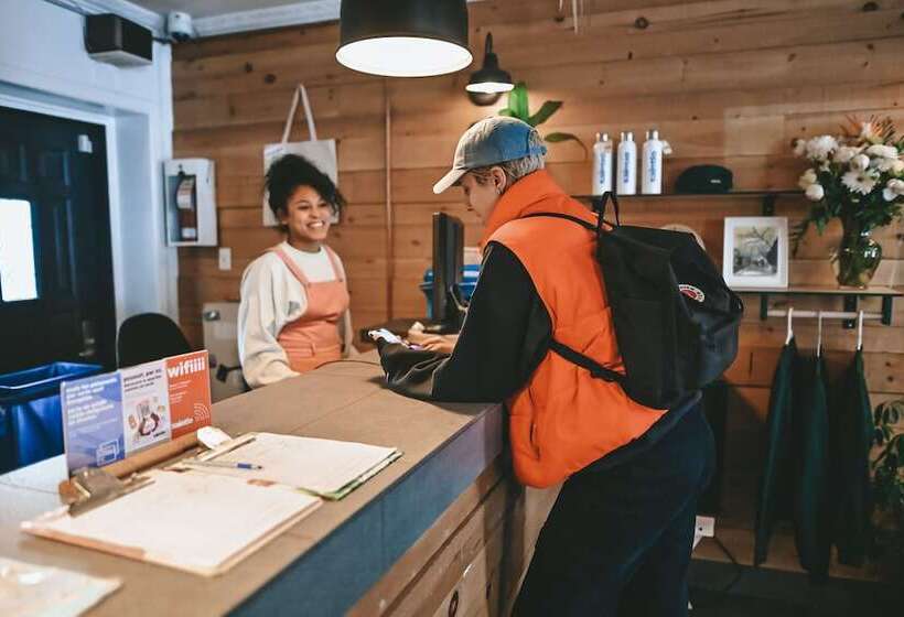 Отель Auberge Saintlo Montréal Hostel