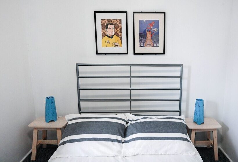 Отель Auberge Saintlo Montréal Hostel