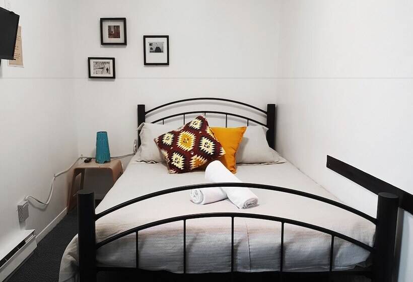 Отель Auberge Saintlo Montréal Hostel