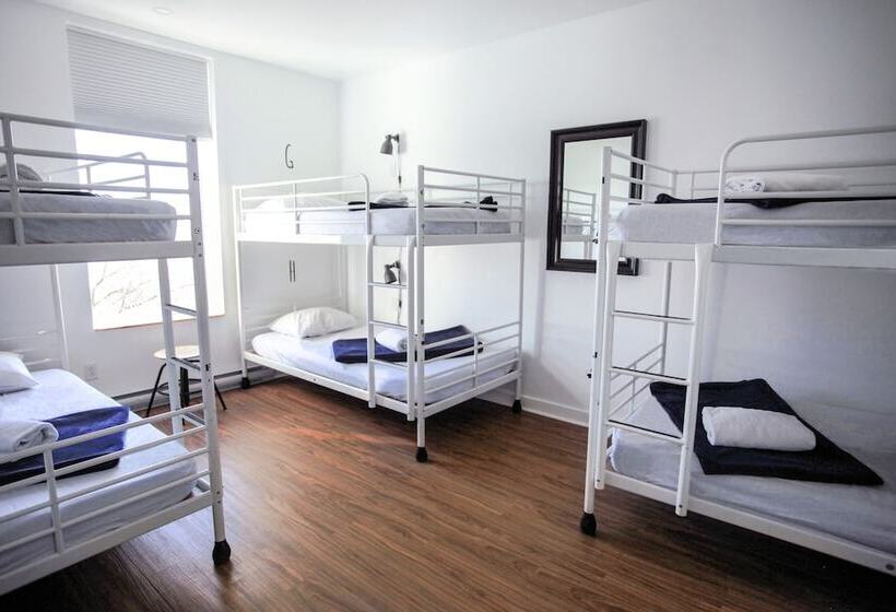 Отель Auberge Saintlo Montréal Hostel