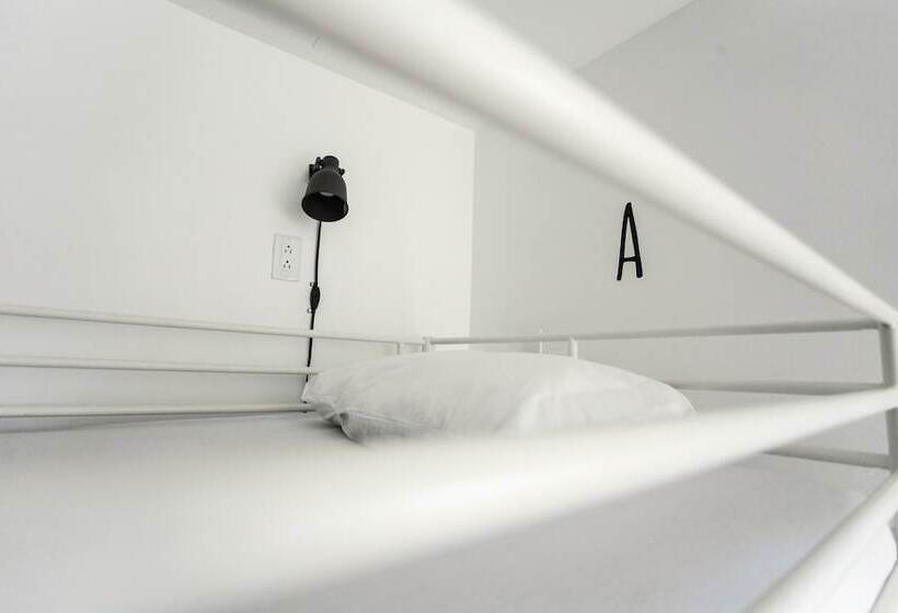 Отель Auberge Saintlo Montréal Hostel