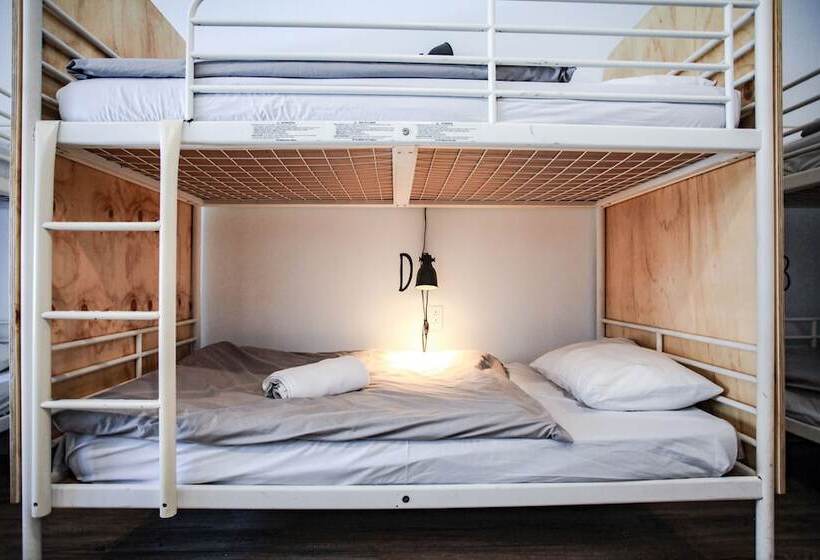 Отель Auberge Saintlo Montréal Hostel