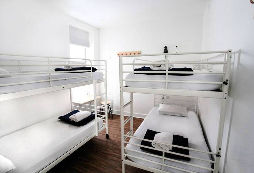 Отель Auberge Saintlo Montréal Hostel