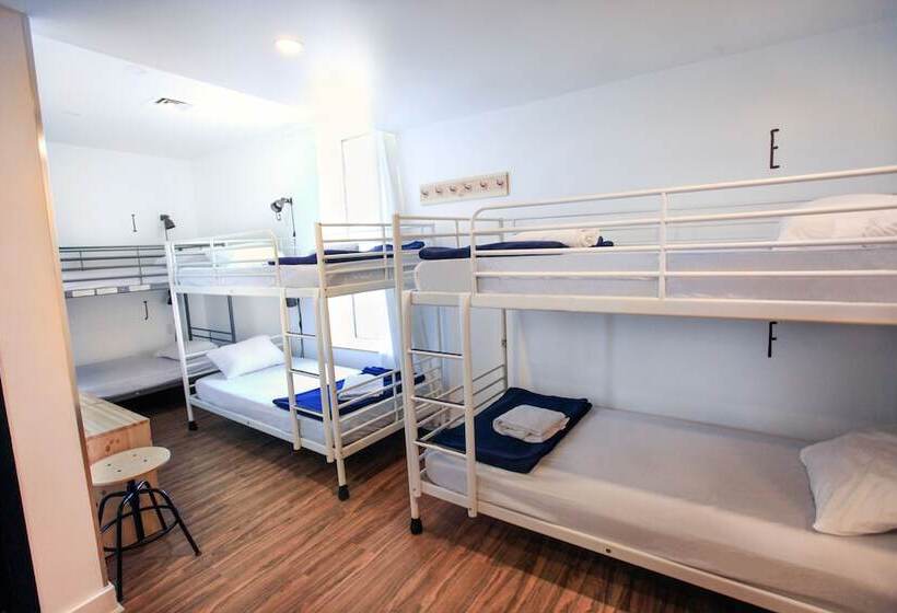 Отель Auberge Saintlo Montréal Hostel