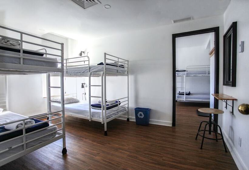 Отель Auberge Saintlo Montréal Hostel