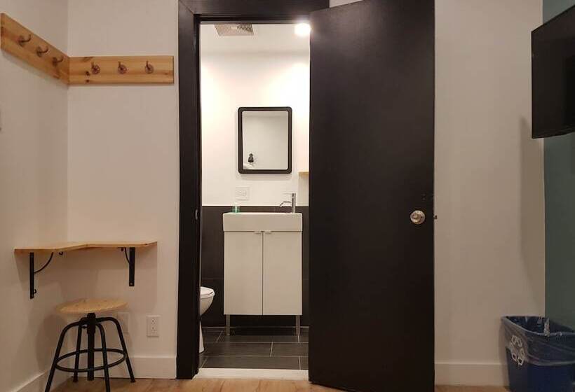 Отель Auberge Saintlo Montréal Hostel