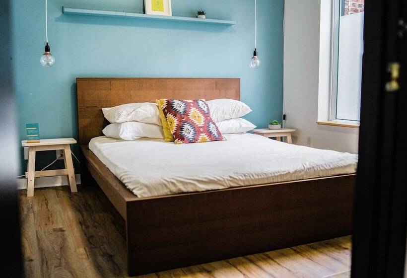 Отель Auberge Saintlo Montréal Hostel
