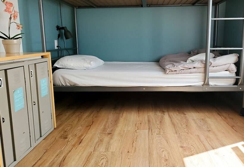 Отель Auberge Saintlo Montréal Hostel