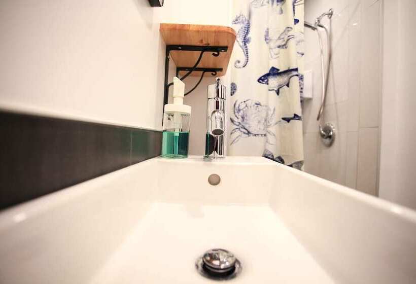 Отель Auberge Saintlo Montréal Hostel