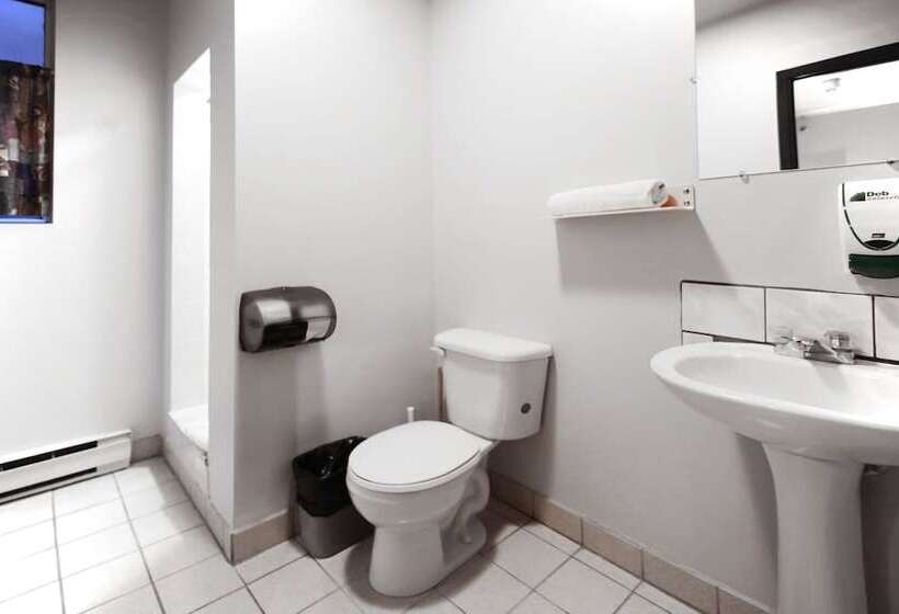 Отель Auberge Saintlo Montréal Hostel